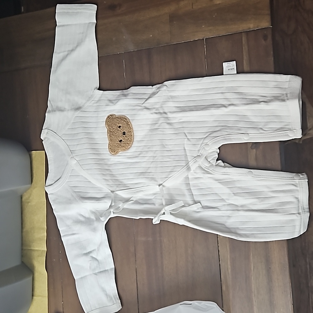 NWOT 0-3 month one pièce outfit unisex
